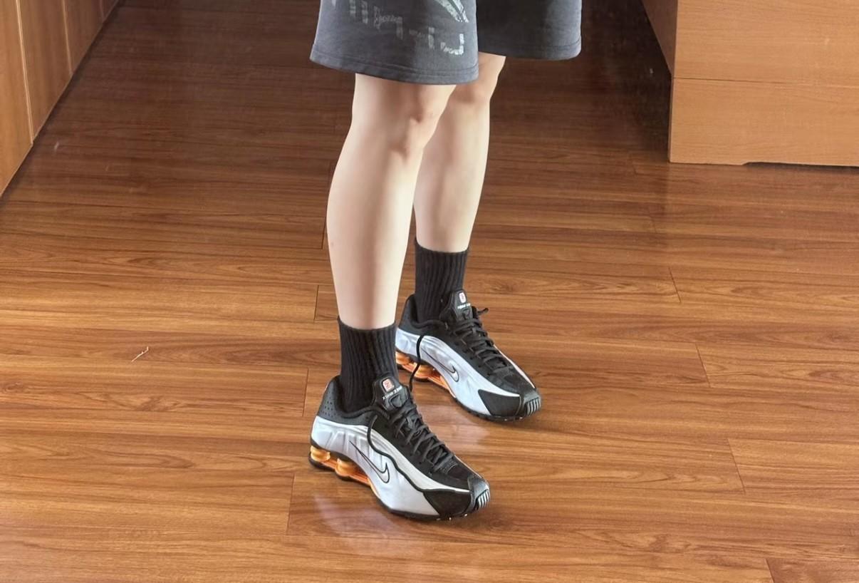 NIKE Shox R4 气柱运动鞋